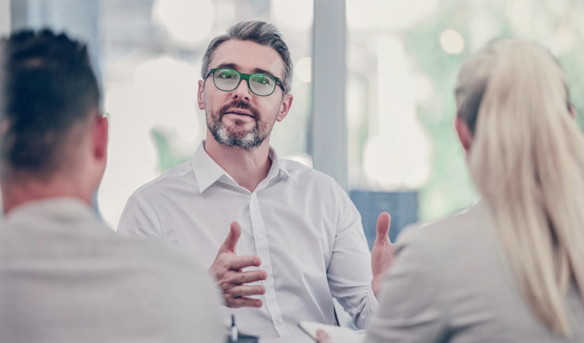 Schuldirektor stellt dem Lehrerkollegium die AIM-Softwaremanagementplattform für eine effiziente Bereitstellung von Schüler-Laptops über Microsoft Intune vor. Schuldirektor stellt dem Lehrerkollegium die AIM-Softwaremanagementplattform für eine effiziente Bereitstellung von Schüler-Laptops über Microsoft Intune vor.