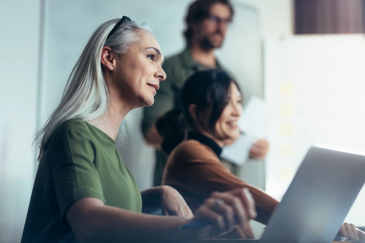 Das Management erörtert die Funktionen der asknet-Dienstleistungen für Bildungseinrichtungen. Das Management erörtert die Funktionen der asknet-Dienstleistungen für Bildungseinrichtungen.