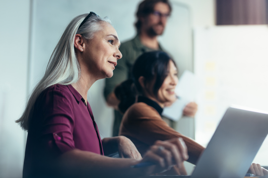 Management prüft ein Dashboard, das die Softwarenutzung im Bildungsbereich zeigt Management prüft ein Dashboard, das die Softwarenutzung im Bildungsbereich zeigt