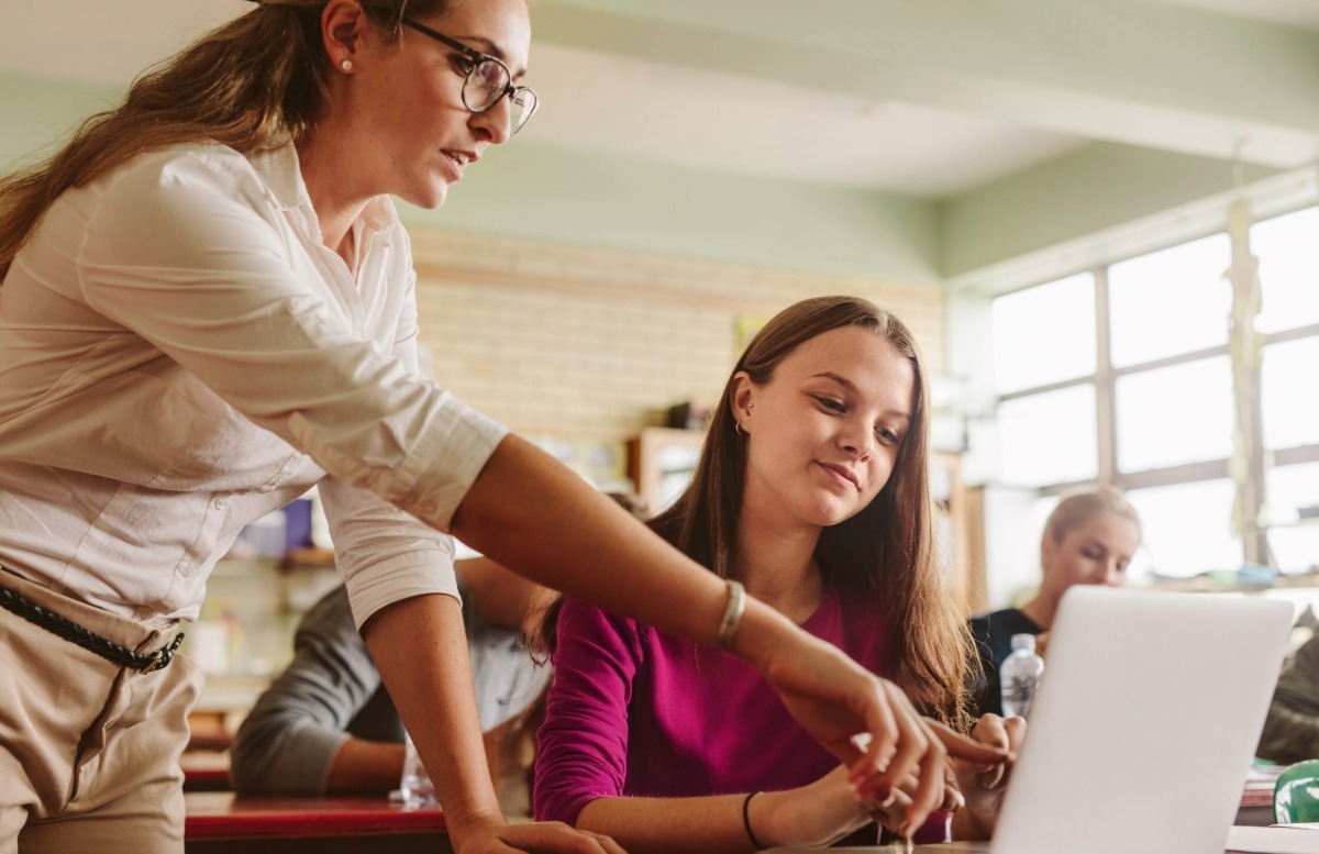 Lehrkraft, die einem Schüler zeigt, wie man mit den Plattformlösungen von Academic Software arbeitet. Lehrkraft, die einem Schüler zeigt, wie man mit den Plattformlösungen von Academic Software arbeitet.