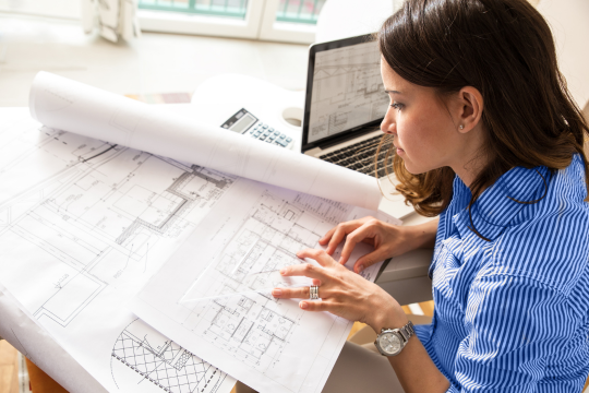 Architekturstudent bei der Arbeit mit dem Softwarepaket.