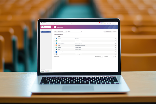 Laptop in einem Hörsaal mit dem AIM-Dashboard von Academic Software zur Echtzeitverwaltung von Studentengeräten. Laptop in einem Hörsaal mit dem AIM-Dashboard von Academic Software zur Echtzeitverwaltung von Studentengeräten.